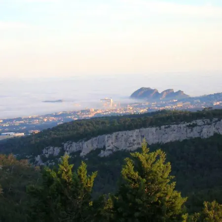 Studio A La Ciotat Avec Piscine Partagee Terrasse Amenagee Et Wifi A 2 Km De La Plage *